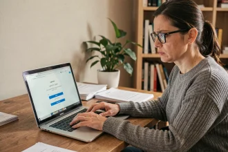 Femme frustrée devant un écran d'ordinateur affichant une erreur de connexion webmail