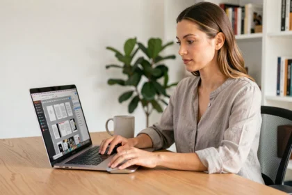 Femme utilisant un outil en ligne pour supprimer des pages d'un PDF sur son ordinateur portable dans un bureau à domicile